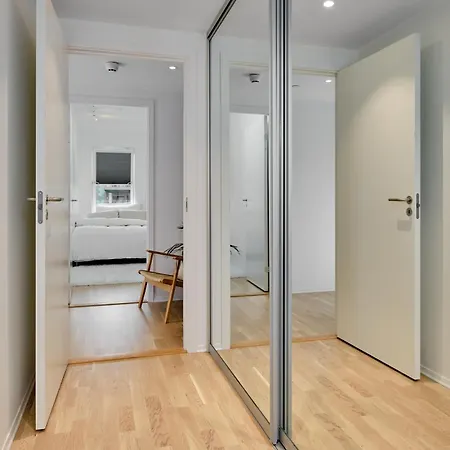 Stylish 2-br Retreat In Heart Of Vibrant Appartement