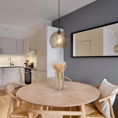 Stylish 2-br Retreat In Heart Of Vibrant Apartamento Bergen