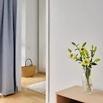 Stylish 2-br Retreat In Heart Of Vibrant דירה *