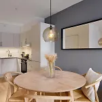 Stylish 2-br Retreat In Heart Of Vibrant Apartmán Bergen