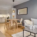 Stylish 2-br Retreat In Heart Of Vibrant דירה *