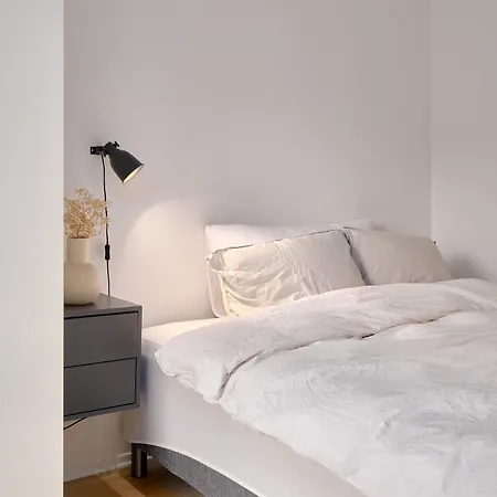 Stylish 2-br Retreat In Heart Of Vibrant Apartmán *